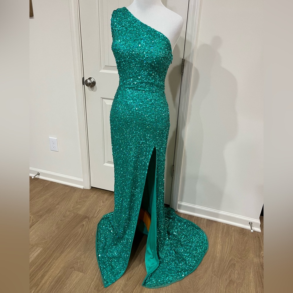 Elegant Green One-Shoulder Prom Dress